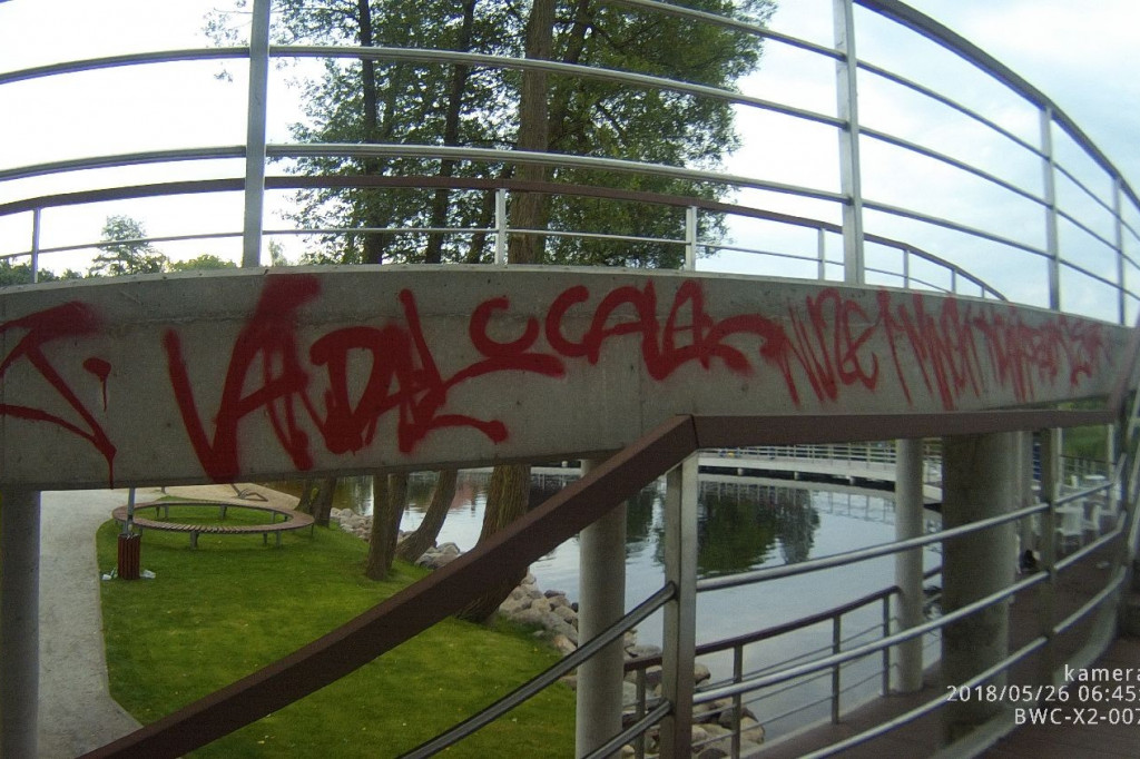 Pomost zamkowy z graffiti. ?Artyści? wpadli na gorącym uczynku