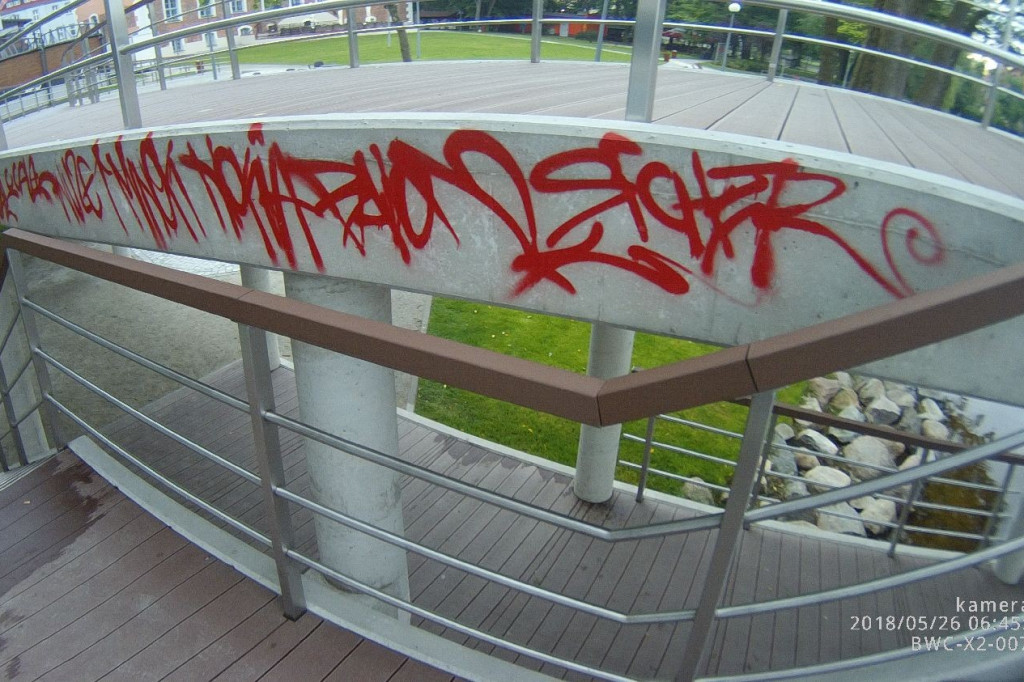 Pomost zamkowy z graffiti. ?Artyści? wpadli na gorącym uczynku
