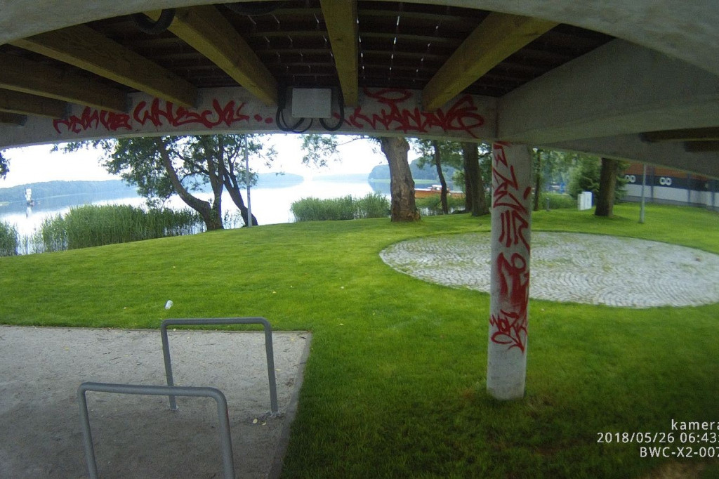 Pomost zamkowy z graffiti. ?Artyści? wpadli na gorącym uczynku