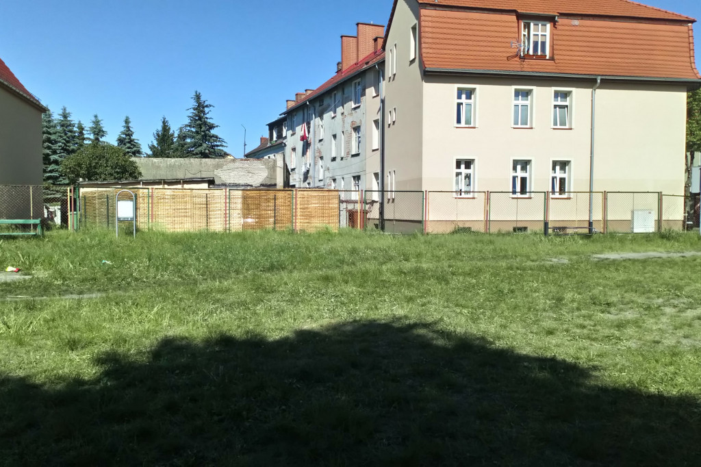 Zaniedbany plac zabaw przy ul. Zielonej w Szczecinku
