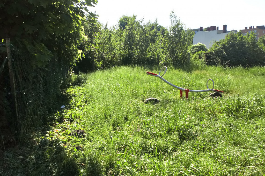 Zaniedbany plac zabaw przy ul. Zielonej w Szczecinku