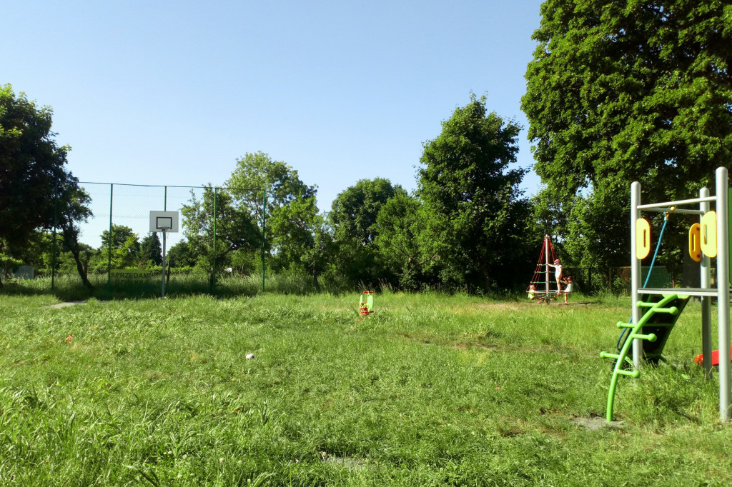 Zaniedbany plac zabaw przy ul. Zielonej w Szczecinku