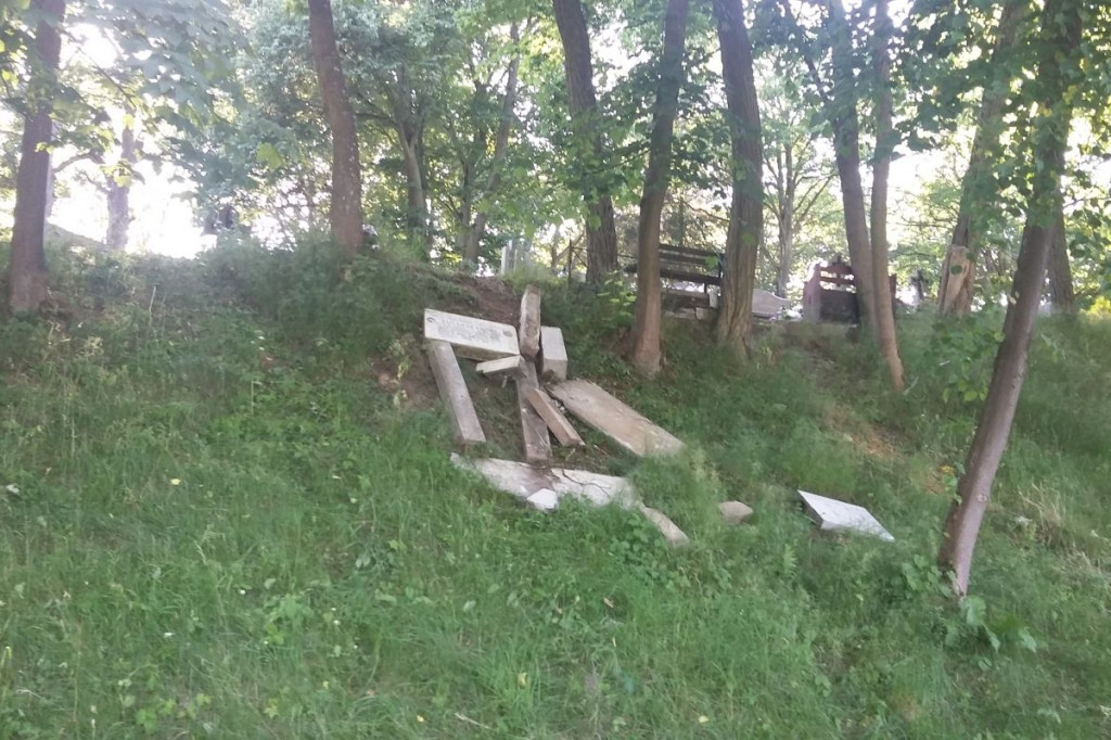 Zdewastowany i porzucony nagrobek na miejskim cmentarzu