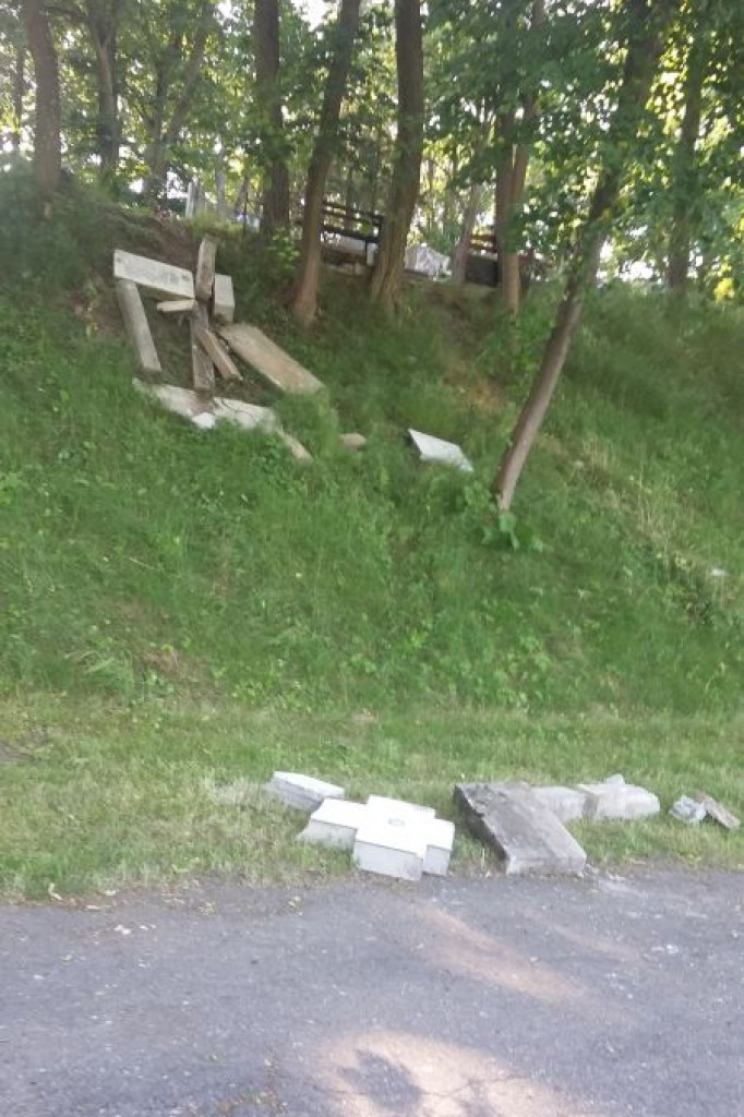 Zdewastowany i porzucony nagrobek na miejskim cmentarzu