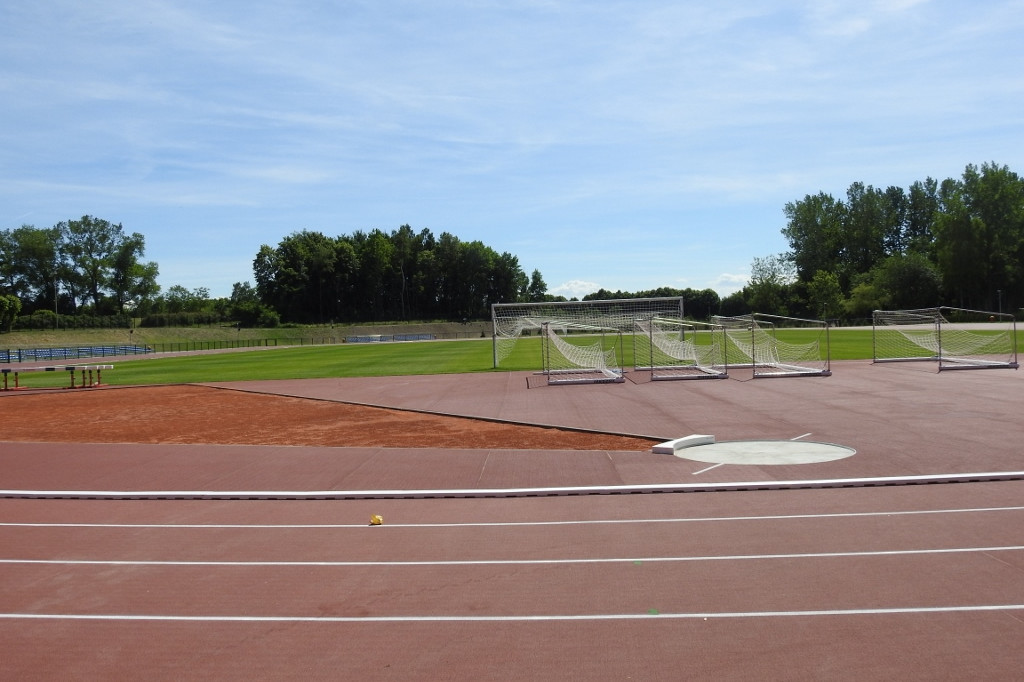 Stadion na Świątkach ze świadectwem Polskiego Związku Lekkiej Atletyki