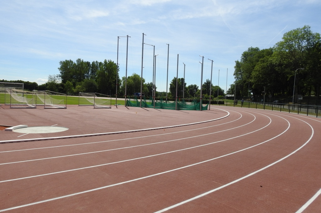 Stadion na Świątkach ze świadectwem Polskiego Związku Lekkiej Atletyki