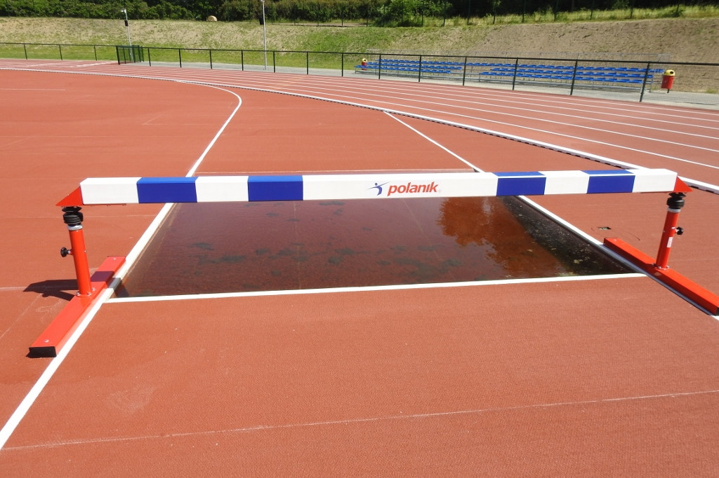 Stadion na Świątkach ze świadectwem Polskiego Związku Lekkiej Atletyki