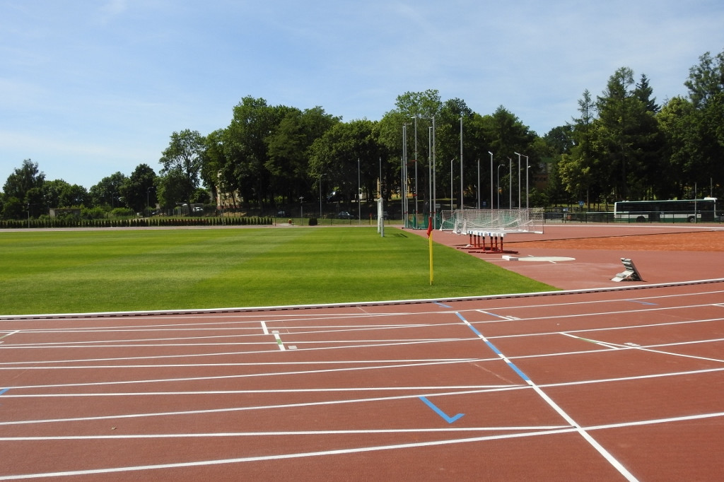 Stadion na Świątkach ze świadectwem Polskiego Związku Lekkiej Atletyki