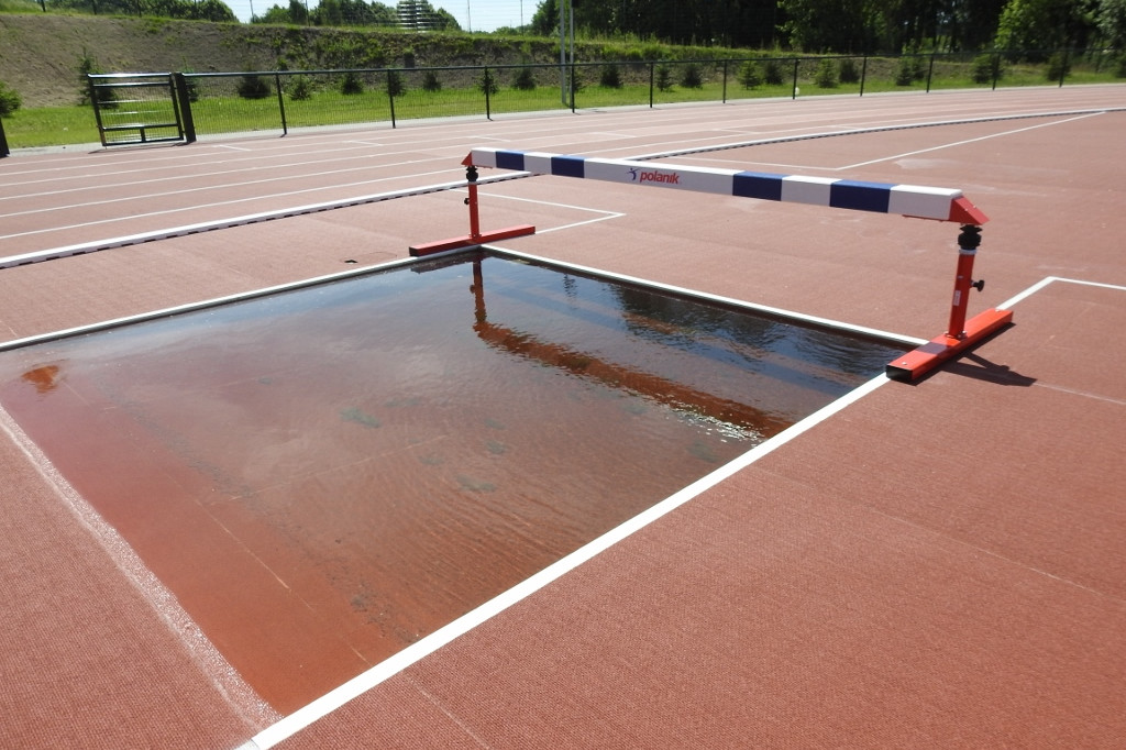 Stadion na Świątkach ze świadectwem Polskiego Związku Lekkiej Atletyki