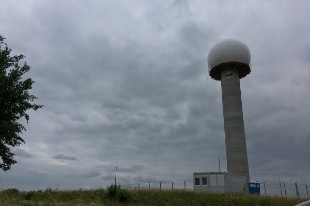 Radar lotniczy już schowany pod kopułą