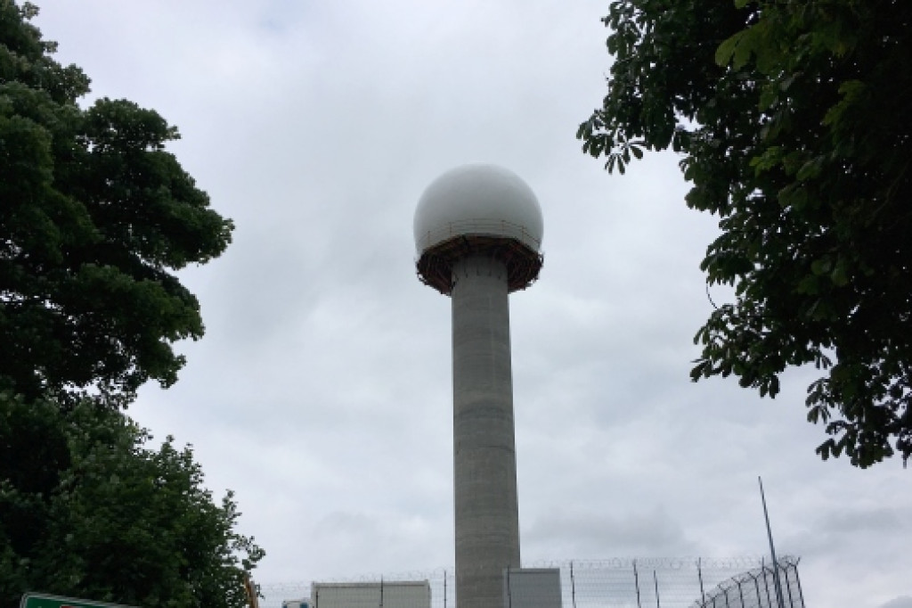 Radar lotniczy już schowany pod kopułą