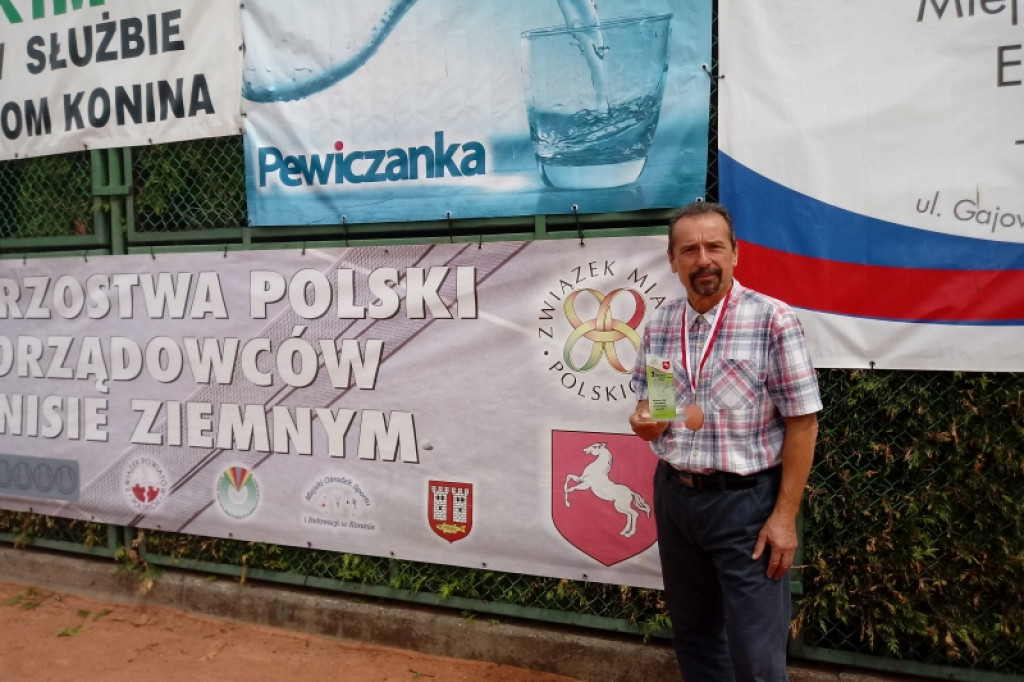 Mieczysław Makowski na podium XIV Mistrzostw Polski Samorządowców w tenisie ziemnym