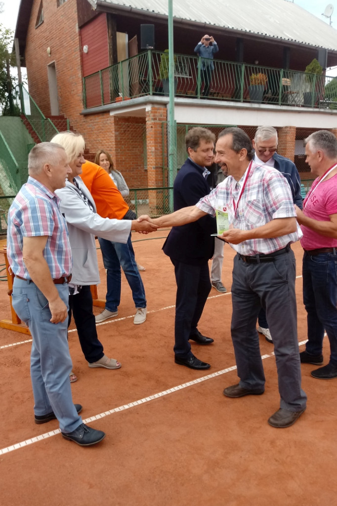 Mieczysław Makowski na podium XIV Mistrzostw Polski Samorządowców w tenisie ziemnym