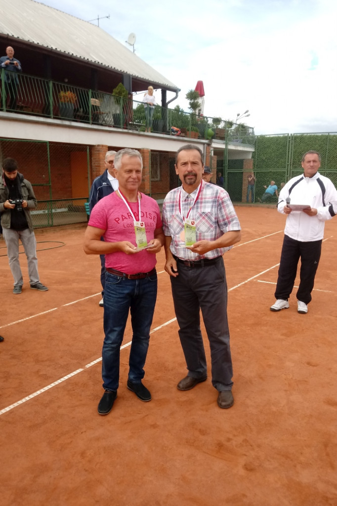 Mieczysław Makowski na podium XIV Mistrzostw Polski Samorządowców w tenisie ziemnym