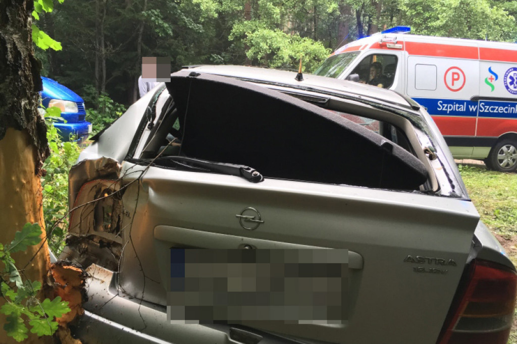 Opel uderzył w drzewo