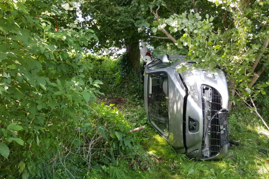 Peugeot wypadł z drogi i spadł z kilkumetrowej skarpy