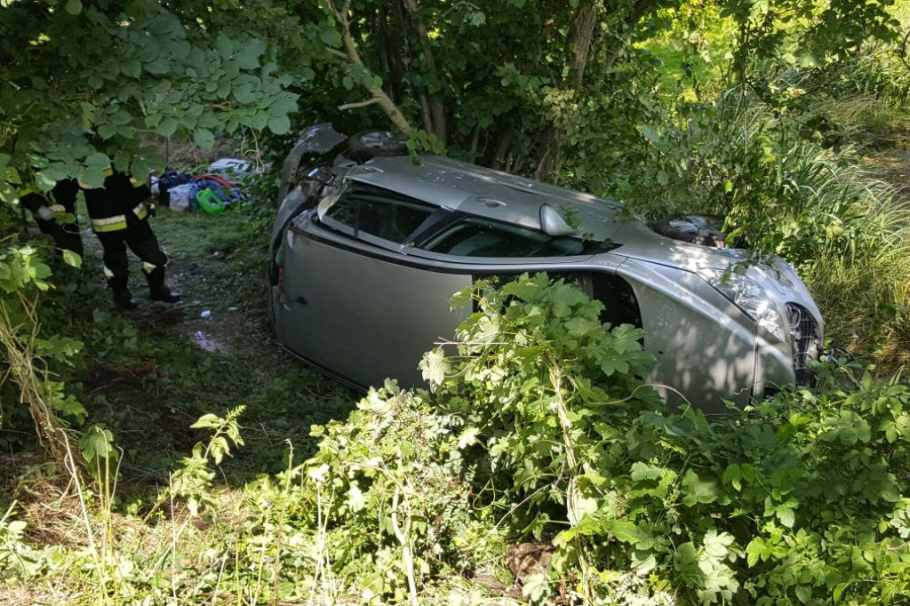 Peugeot wypadł z drogi i spadł z kilkumetrowej skarpy