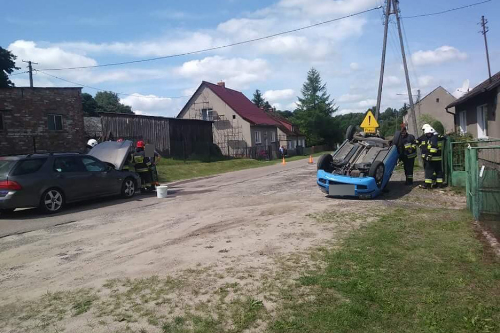 Panda zderzyła się z Saabem i dachowa