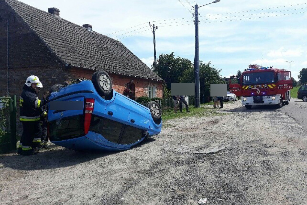 Panda zderzyła się z Saabem i dachowa
