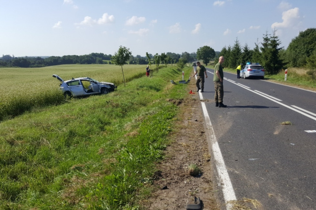 Wypadek pod Sitnem. Stracił panowanie nad pojazdem i dachował