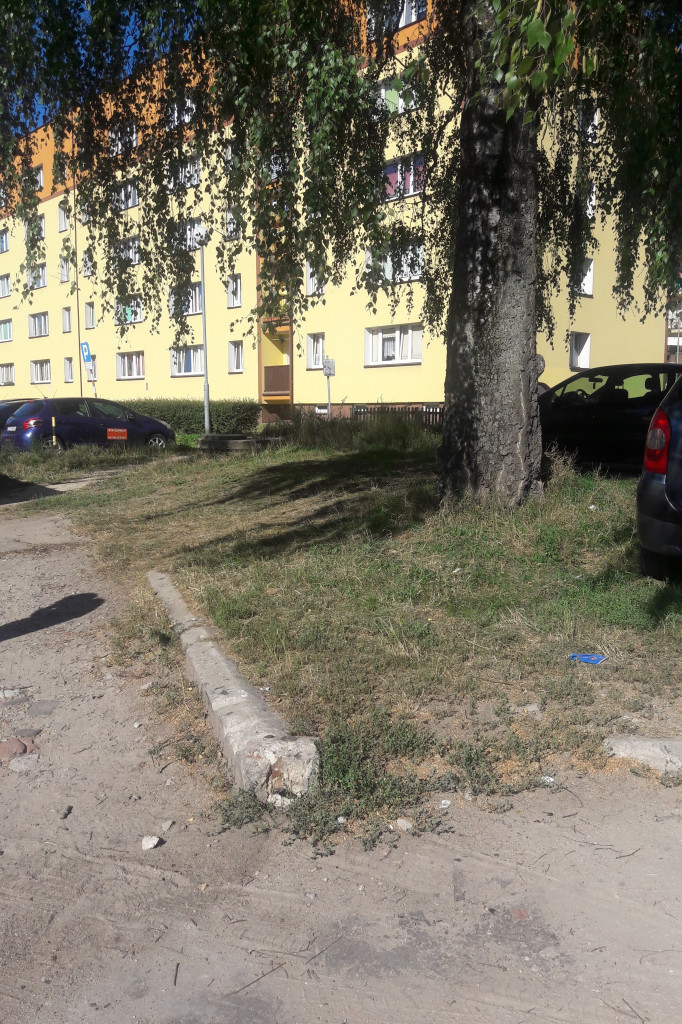Czytelniczka ostrzega przed wystającym prętem, który rozrywa opony