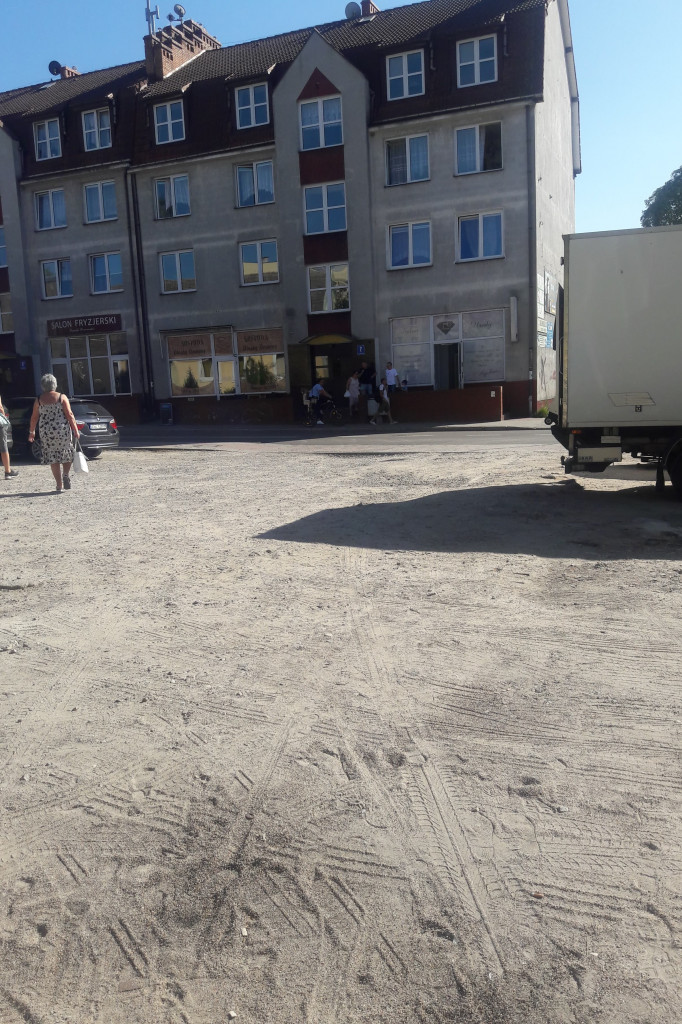 Czytelniczka ostrzega przed wystającym prętem, który rozrywa opony