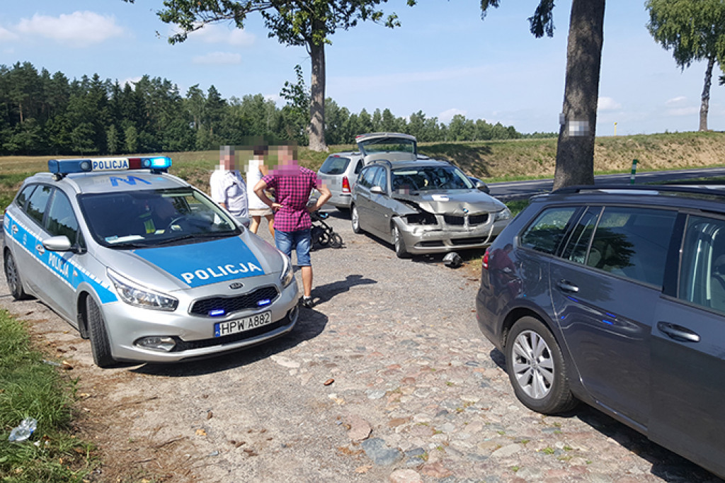 Kolizja trzech osobówek na DK-11