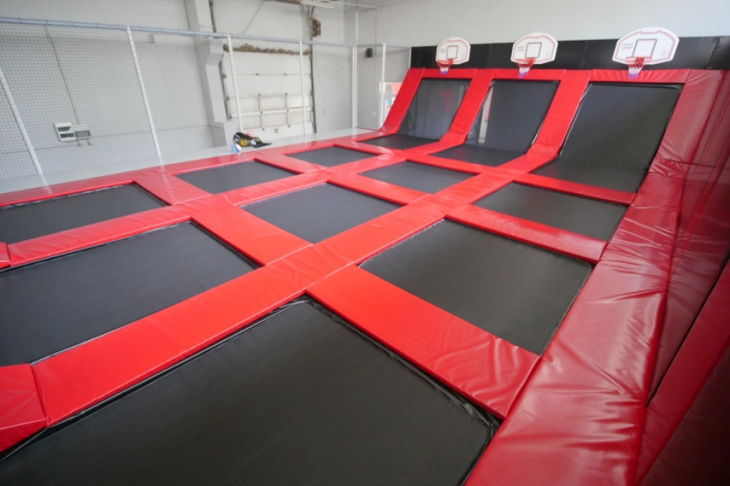 Powstaje pierwszy w Szczecinku park trampolin. Wkrótce otwarcie!
