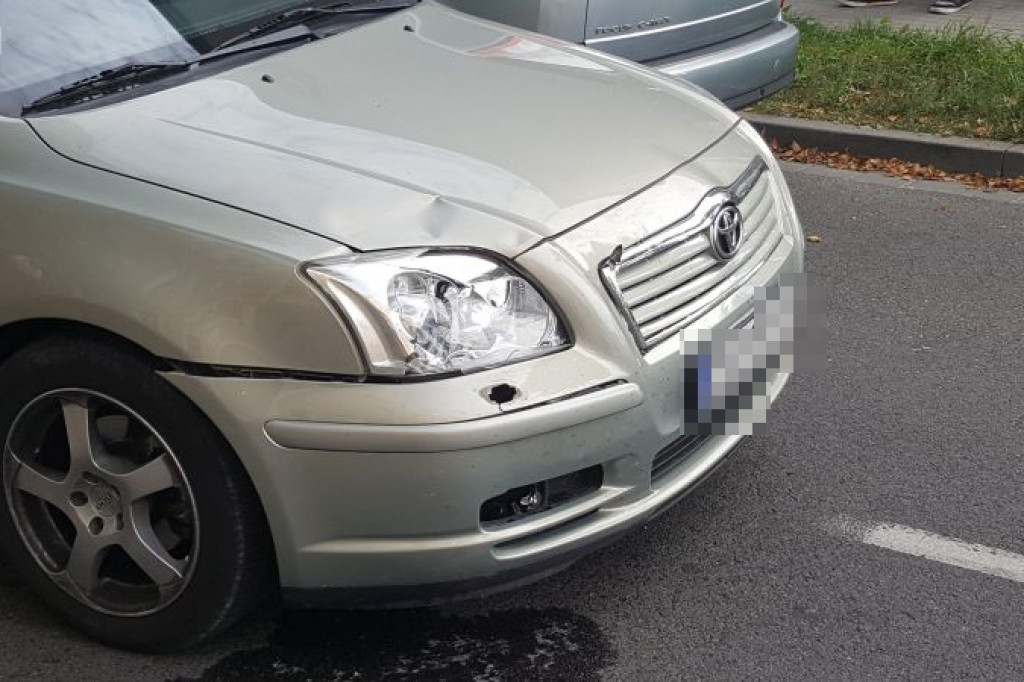 Wypadek na ul. 1 Maja. Uciekając przed psem wpadł pod samochód
