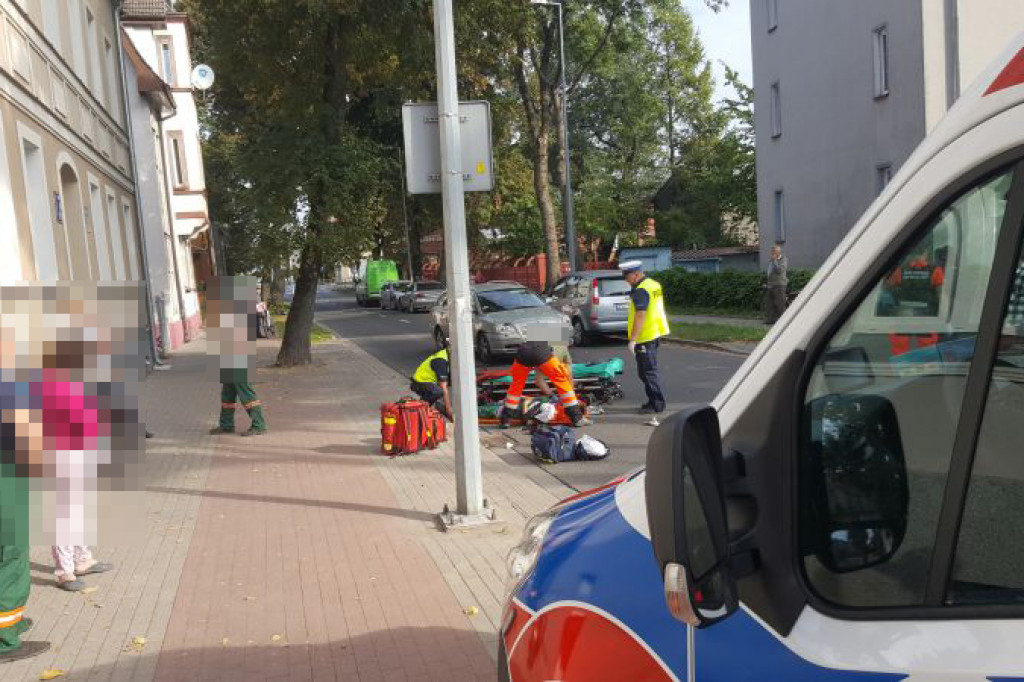 Wypadek na ul. 1 Maja. Uciekając przed psem wpadł pod samochód