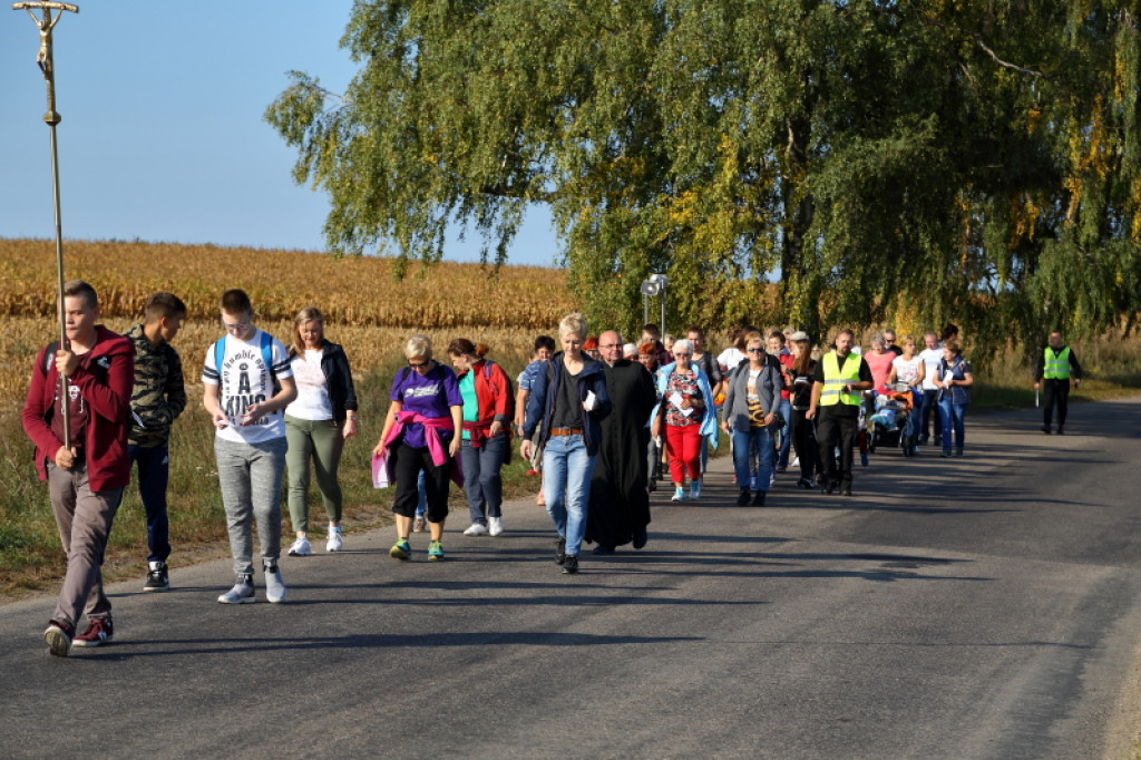 Z Łubowa do Starowic. Piesza pielgrzymka i uroczysta Msza Święta