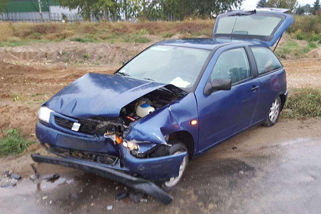 Czołowe zderzenie audi z seatem na objeździe