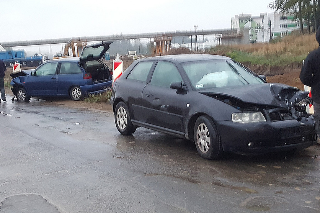 Czołowe zderzenie audi z seatem na objeździe