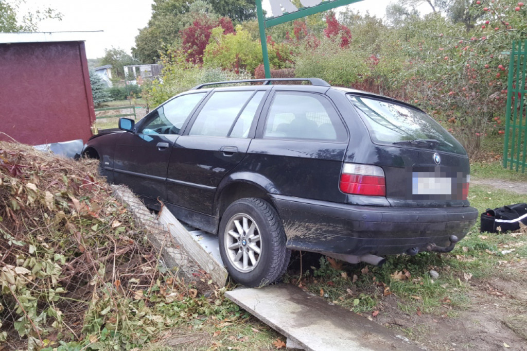 BMW wbiło się w ogrodzenie. Kierowca uciekł zostawiając kolegów