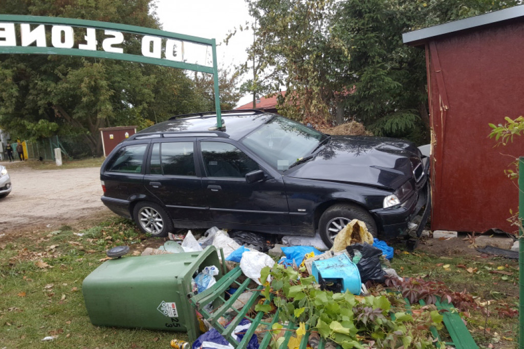 BMW wbiło się w ogrodzenie. Kierowca uciekł zostawiając kolegów