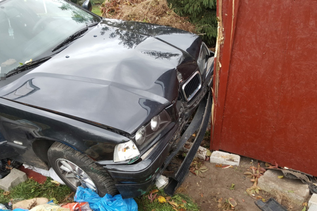 BMW wbiło się w ogrodzenie. Kierowca uciekł zostawiając kolegów