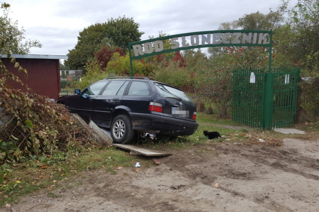 BMW wbiło się w ogrodzenie. Kierowca uciekł zostawiając kolegów