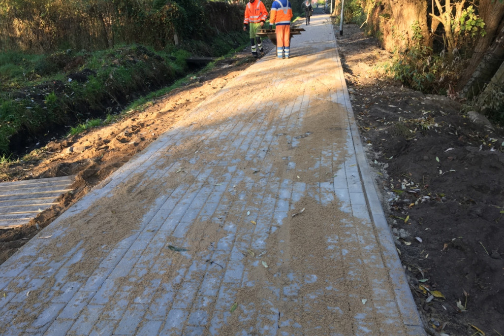Z Wyszyńskiego na rynek nowym chodnikiem