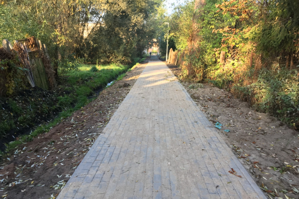 Z Wyszyńskiego na rynek nowym chodnikiem