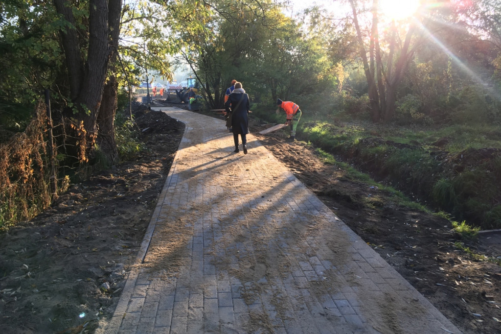 Z Wyszyńskiego na rynek nowym chodnikiem