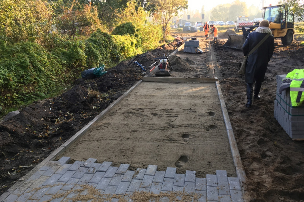 Z Wyszyńskiego na rynek nowym chodnikiem