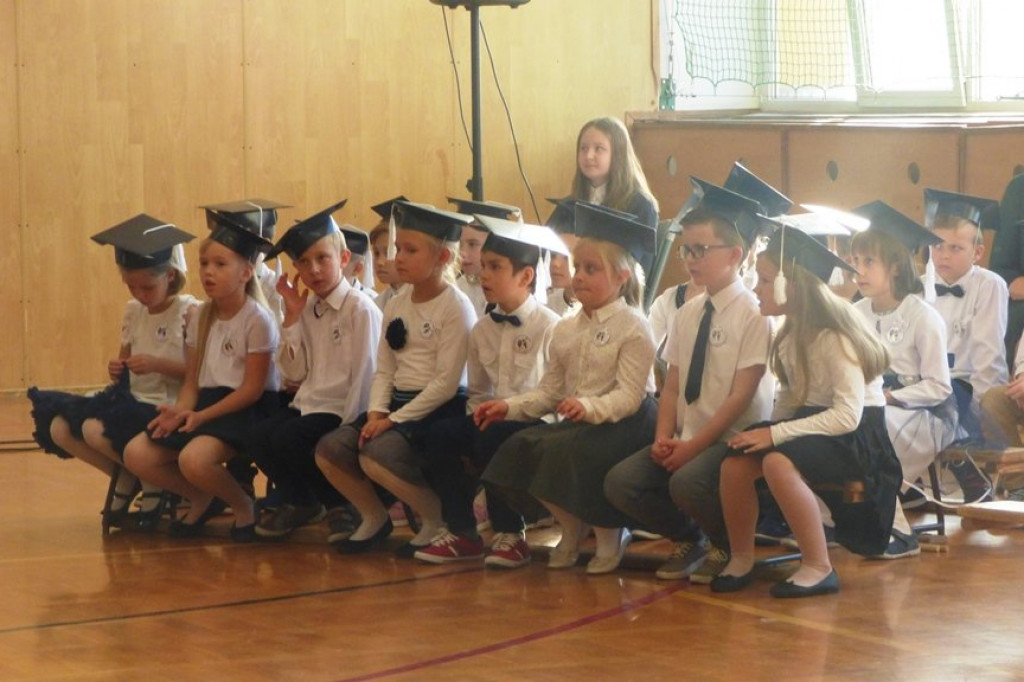 Uroczystość ślubowania klas I w Szkole Podstawowej nr 7 im. Noblistów Polskich w Szczecinku.