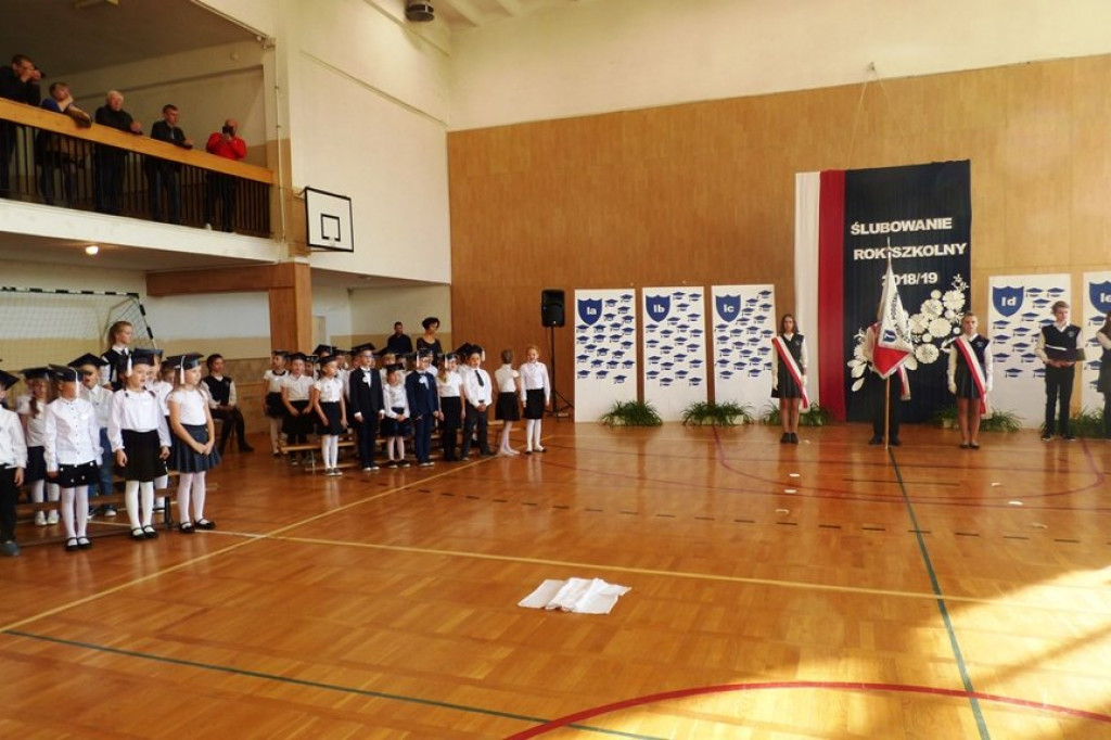 Uroczystość ślubowania klas I w Szkole Podstawowej nr 7 im. Noblistów Polskich w Szczecinku.