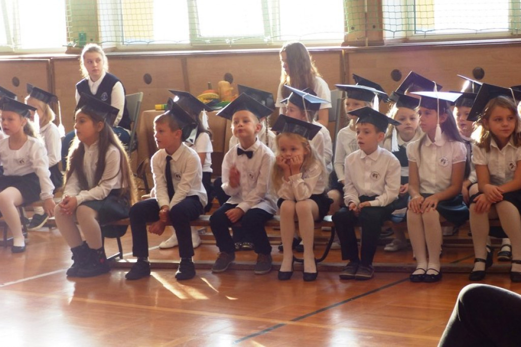 Uroczystość ślubowania klas I w Szkole Podstawowej nr 7 im. Noblistów Polskich w Szczecinku.