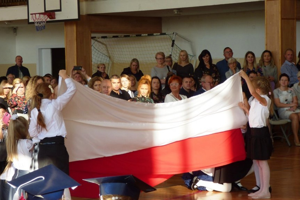 Uroczystość ślubowania klas I w Szkole Podstawowej nr 7 im. Noblistów Polskich w Szczecinku.