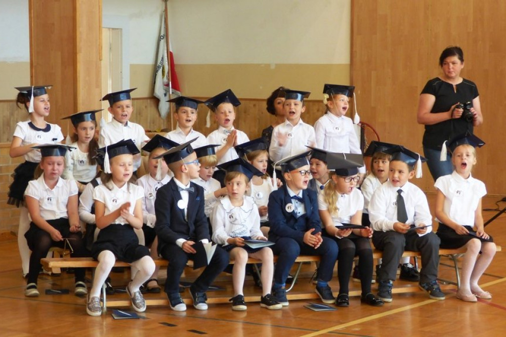 Uroczystość ślubowania klas I w Szkole Podstawowej nr 7 im. Noblistów Polskich w Szczecinku.