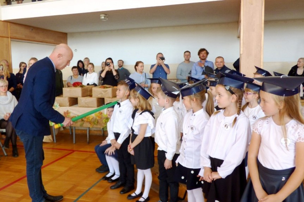 Uroczystość ślubowania klas I w Szkole Podstawowej nr 7 im. Noblistów Polskich w Szczecinku.