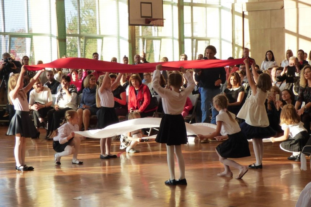 Uroczystość ślubowania klas I w Szkole Podstawowej nr 7 im. Noblistów Polskich w Szczecinku.