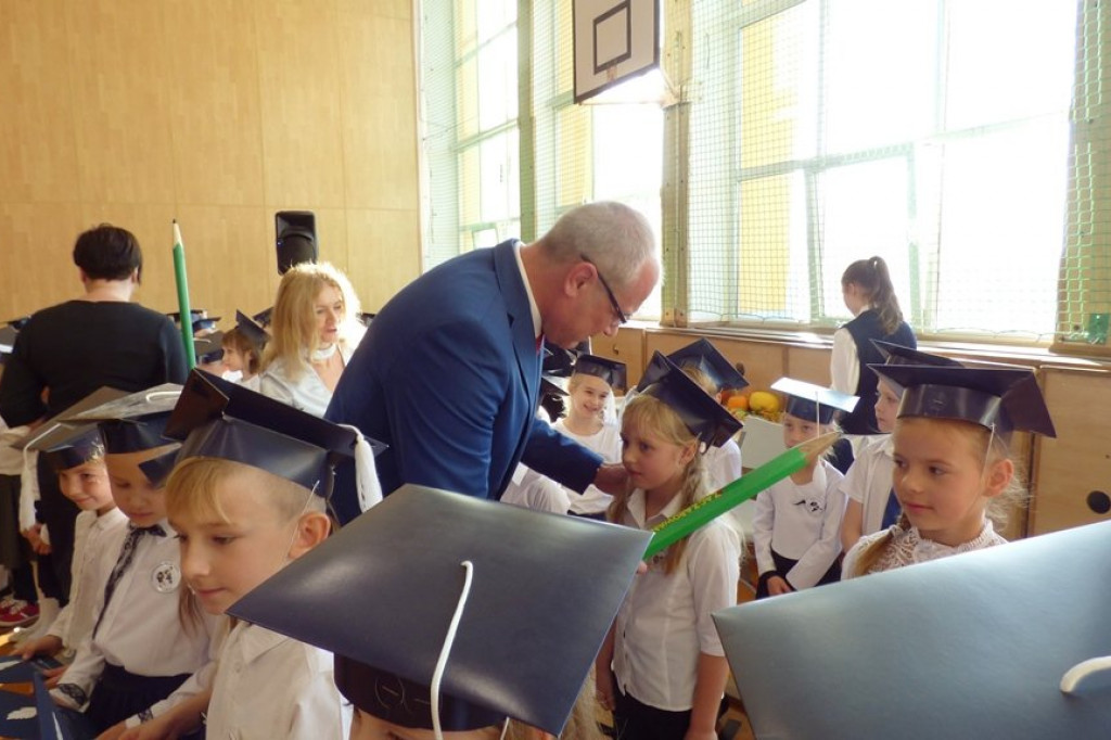 Uroczystość ślubowania klas I w Szkole Podstawowej nr 7 im. Noblistów Polskich w Szczecinku.