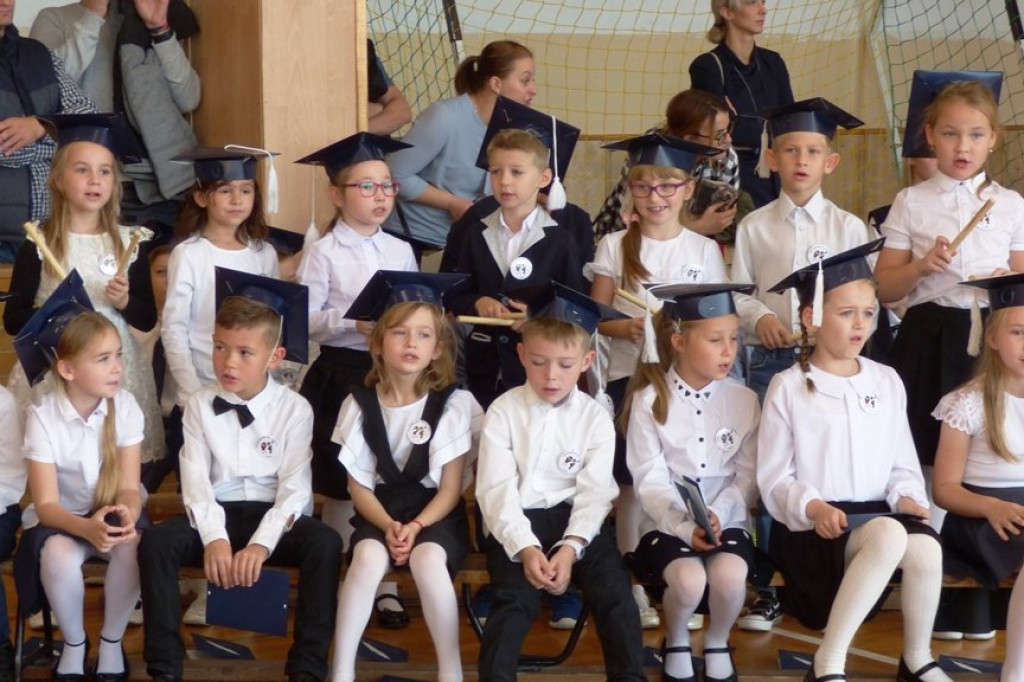 Uroczystość ślubowania klas I w Szkole Podstawowej nr 7 im. Noblistów Polskich w Szczecinku.